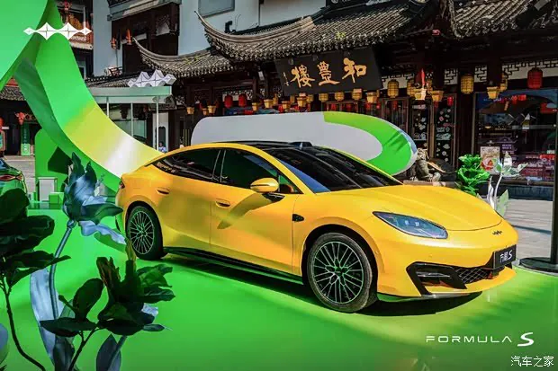 根据汽车之家首发报道，此次发布的量产版实车与北京车展亮相版本相比，变化主要集中在前、后包围。前包围换装网格样式进气口，前扰流板改为两侧布局；后包围则采用更低调的扩散器造型，并集成横向雾灯与雷达传感器，…