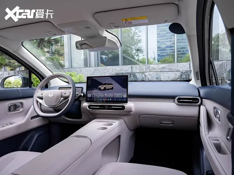 根据汽车之家发布的实拍信息，零跑A05内饰整体以「软包覆盖+实用拓展」为主要方向。车内软质材料覆盖面积约2.6平方米，覆盖扶手及上部等高频接触区域；座椅采用七层结构的「云感舒享座椅」，提供小憩躺卧、大…