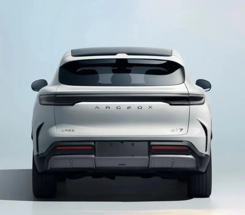 根据目前官方披露及工信部申报信息，阿尔法T7定位为中大型SUV，车身长宽高分别为5020/1996/1685mm，轴距达到3040mm，整体尺寸明显高于传统紧凑型和中型SUV。外观方面，新车采用贯穿式…
