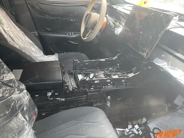 谍照显示，智界RX中控台整体仍采用对称式布局，但在关键视觉区域与现有智界车型存在明显差异。与已经上市的智界R7相比，智界RX驾驶席前方配备了内嵌式仪表盘，并搭配大尺寸HUD抬头显示，仪表区域的层次感更…