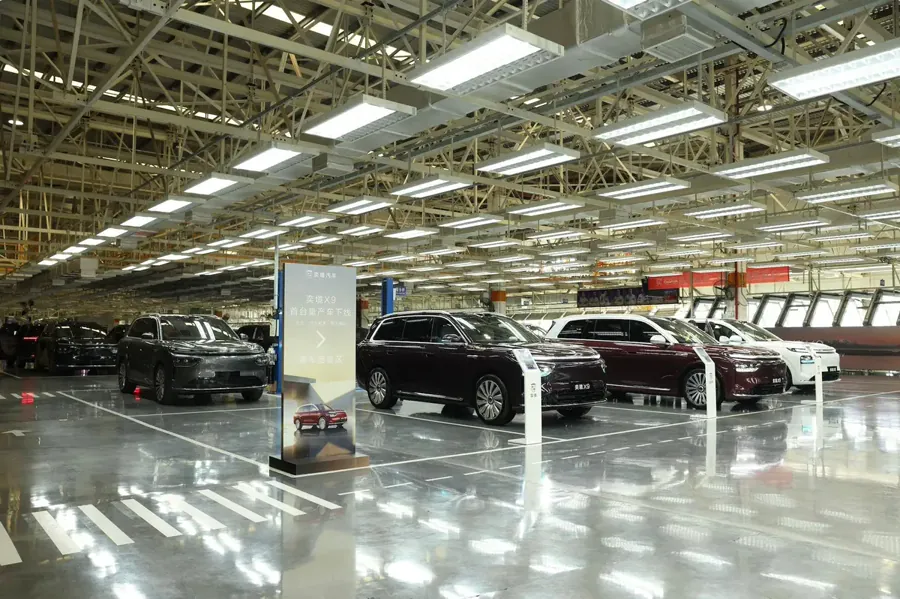 作为奕境汽车的首款量产车型，奕境X9定位大型SUV，车身尺寸为5301×2015×1820mm，轴距达到3120mm，动力形式采用1.5T增程系统。根据此前工信部申报信息，其增程器最大功率为95kW，…