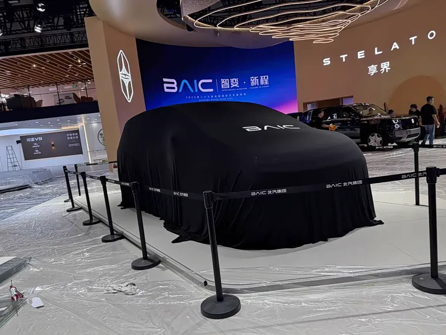 从汽车之家车展探馆实拍及申报信息看，享界V8定位中大型MPV，长宽高分别为5335mm/2005mm/1805mm，轴距为3250mm，配备19英寸轮圈。外观采用大倾角前风挡、A柱三角窗与流线型车头设…