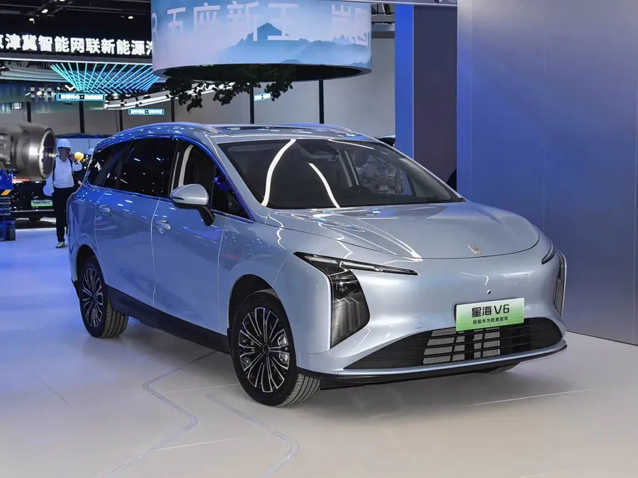 定位纯电大六座SUV，星海V6在空间布局上采用2+2+2的六座设计。车身尺寸方面，新车长宽高分别为4835/1900/1755mm，轴距2900mm，第三排座椅支持完全下沉式收纳，折叠后可形成较为平整…