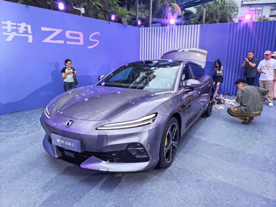 根据腾势官方预售信息及Electrek、Gasgoo等海外媒体报道，Z9S定位为中大型豪华智能纯电轿车，采用溜背快背（fastback）造型，车身尺寸为5090/1980/1490mm，轴距3025m…