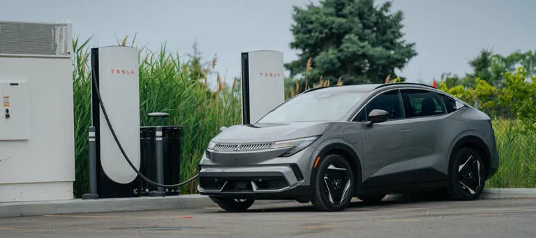 充电端口配置是此次披露的核心信息之一。Eclipse Sportback EV将采用双充电端口设计：位于副驾驶侧翼子板的NACS接口可直接接入特斯拉超级充电网络，实现Level…