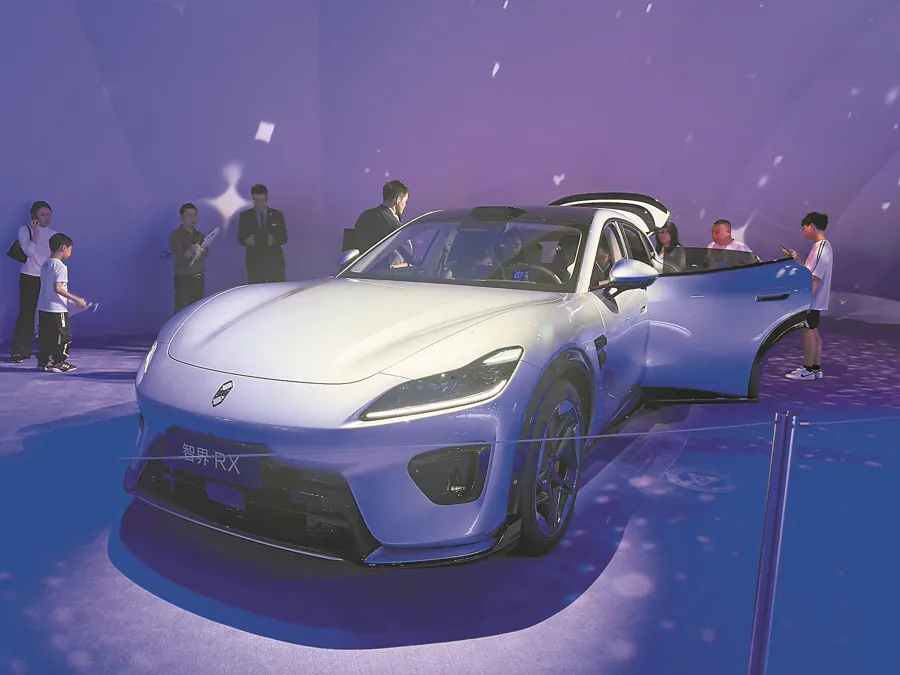 奇瑞风云T7：10.99万元起开启预售，定位家用插混SUV。风云T7是奇瑞风云序列全新新能源SUV产品，搭载奇瑞鲲鹏超能混动系统，CLTC工况综合续航较长，兼顾城市通勤与中长途出行需求。车身尺寸定位紧…