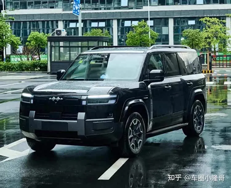 动力方面，新车继续搭载1.5T插混系统，发动机最大功率115kW；两驱版为单电机布局，系统最大功率200kW；四驱版为双电机布局，系统最大功率360kW，官方0—100km/h加速最快4.5秒。底盘采…