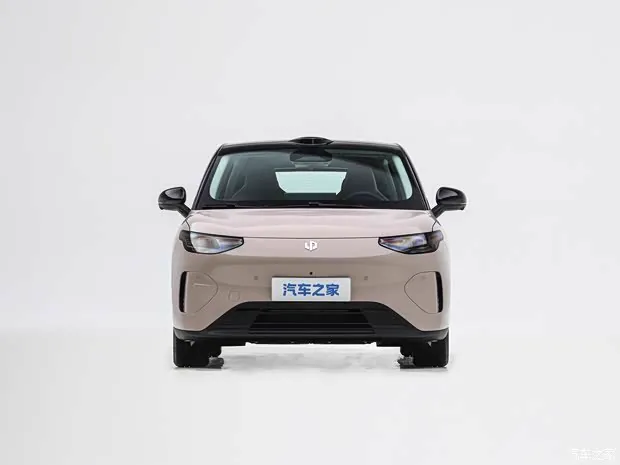 内饰与智能配置是此次公布的重点。零跑A05配备8.88英寸液晶仪表与14.6英寸中控屏，并搭载高通8295座舱芯片。中控屏旁设置独创的悬浮式「IP…