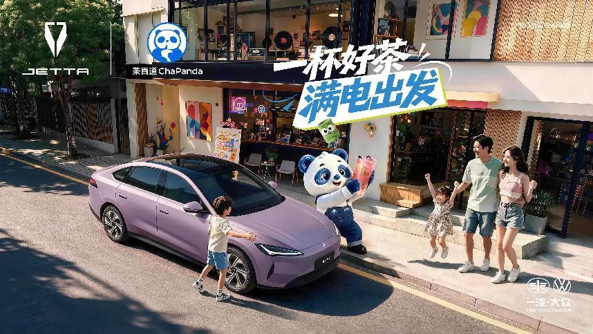 内饰部分，车展展车采用双拼色座舱设计，配备全液晶仪表与悬浮式中控大屏、隐藏式氛围灯、双辐多功能方向盘以及怀挡机构。中控台下方提供手机无线充电面板，前排座椅靠背支持大角度调节并可与后排座椅相接形成近于平…