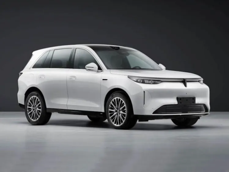 动力与续航方面，V8X基于800V高压平台打造，全系为双电机四驱，搭载超级Hi4混动系统，提供1.5T与2.0T插混版本可选；其中2.0T版本系统综合功率可达500kW、综合扭矩930N·m，官方标称…