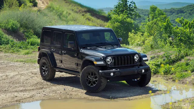 动力方面，Smoky Mountain版仅提供四门车型，可选择2.0T直列四缸或3.6L V6两款汽油发动机，全系匹配自动变速箱，6速手动不在选装清单中，Sky…