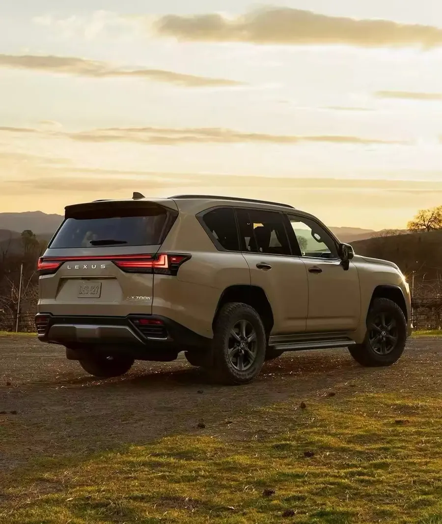 户外的雷克萨斯LX SUV