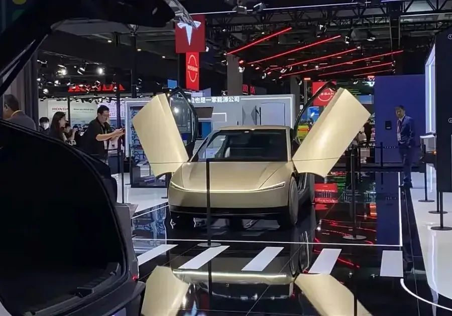 展台上的特斯拉Cybercab