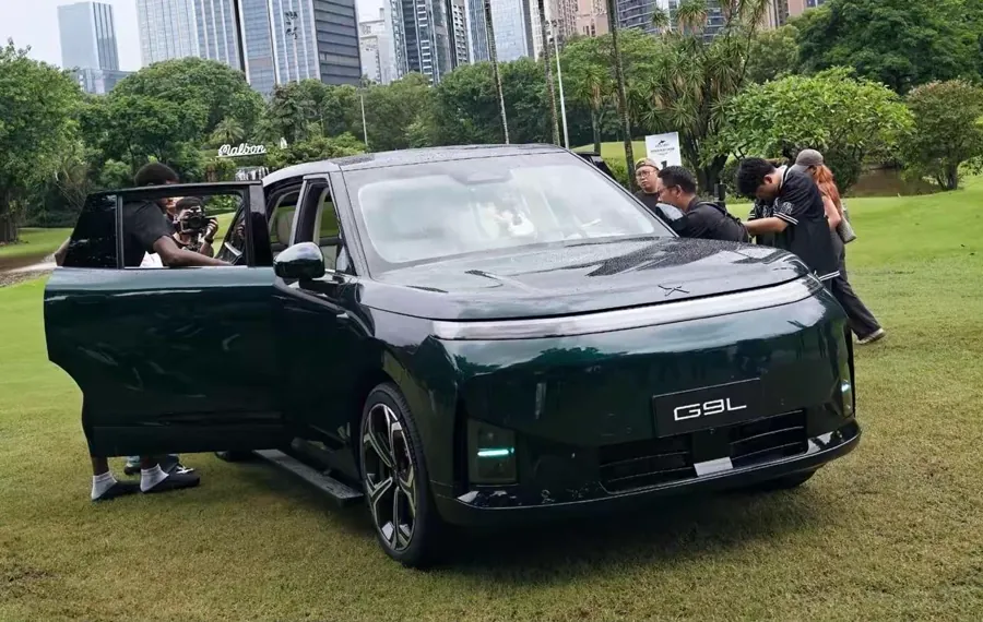 户外草坪上的深绿色小鹏G9L