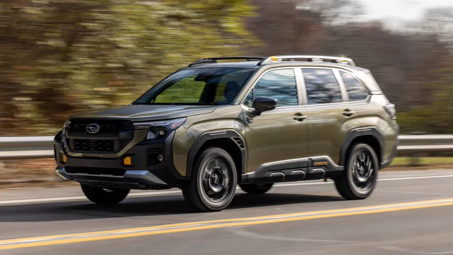 行驶中的斯巴鲁森林人SUV