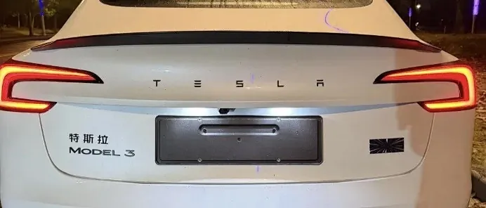白色特斯拉Model 3车尾