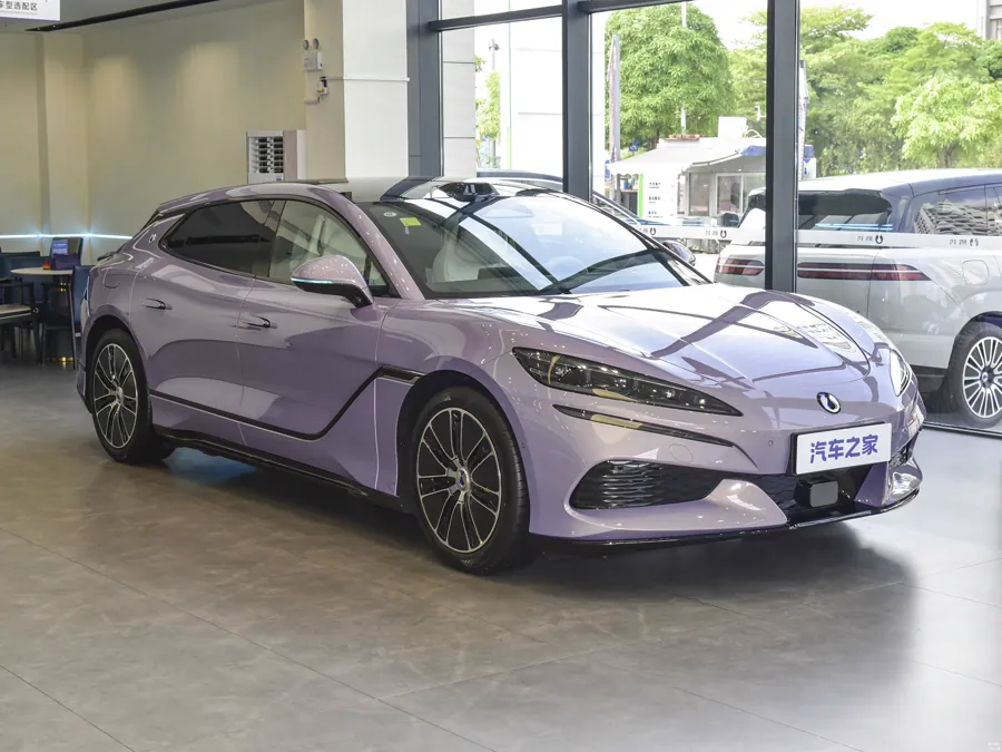 展厅内的紫色腾势Z9GT