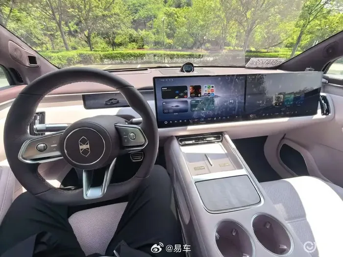 智界R7内饰双联屏实拍