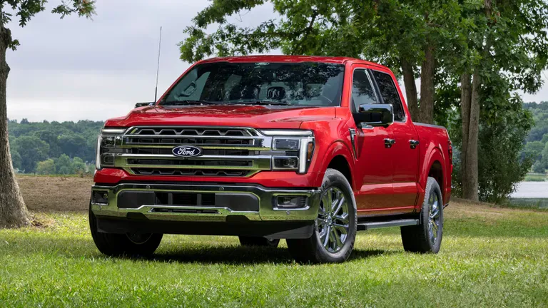 红色福特F-150皮卡户外实拍