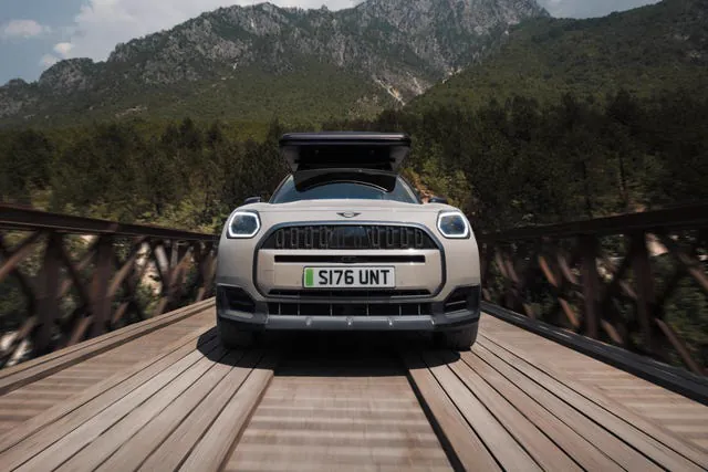MINI Countryman行驶在山间木桥