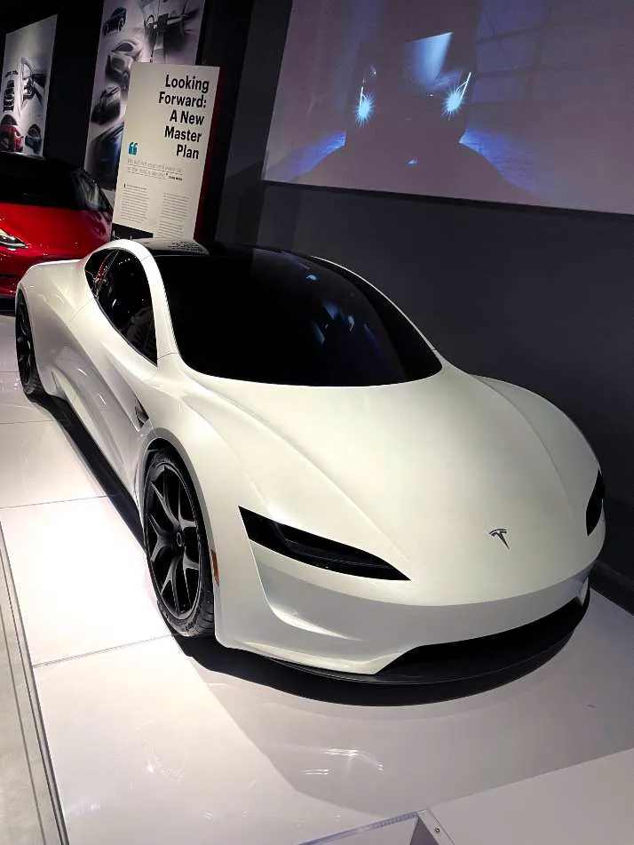白色特斯拉Roadster展车
