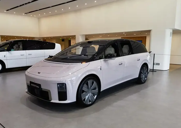 展厅内的理想i9汽车