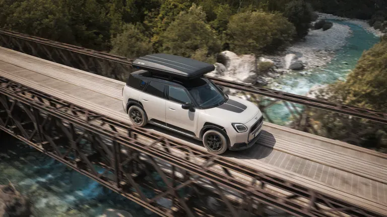 Mini Countryman行驶在铁桥上
