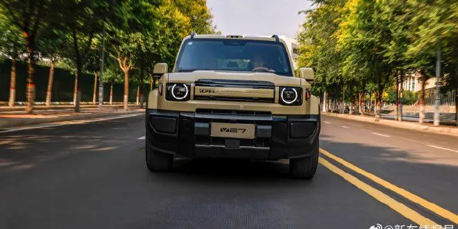 iCAR V27道路行驶正面图