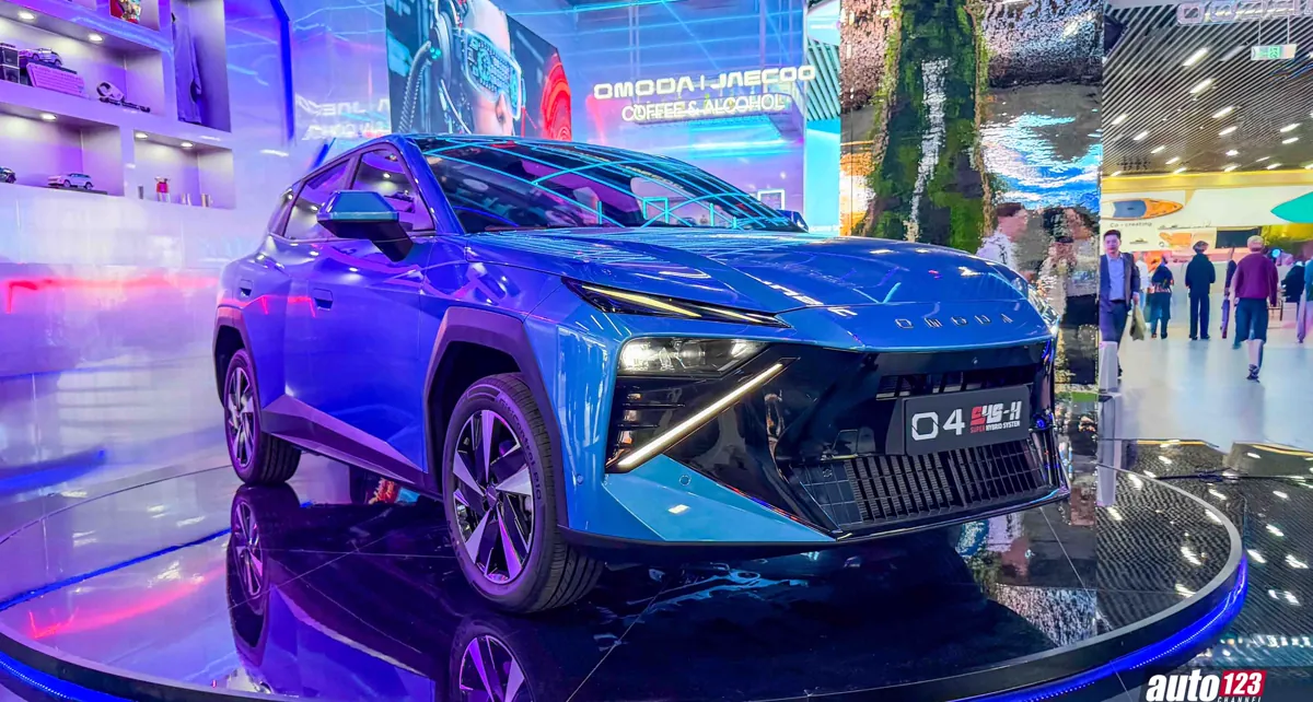 展台上的蓝色Omoda 04 