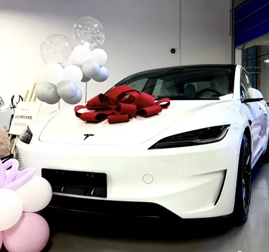 装饰蝴蝶结的白色特斯拉Model 3