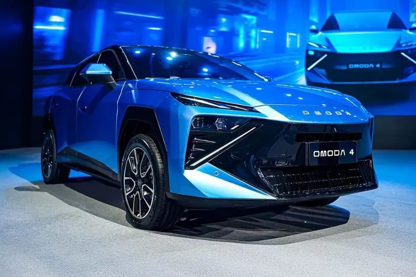 展台上的蓝色OMODA 4实车