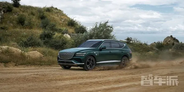 绿色捷尼赛思GV80越野行驶