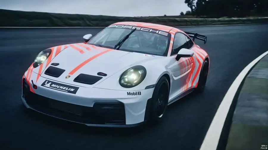 保时捷911赛车赛道行驶