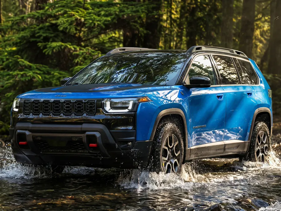 Jeep切诺基Trailhawk涉水越野