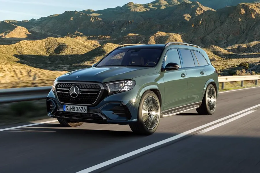 行驶中的奔驰GLS SUV