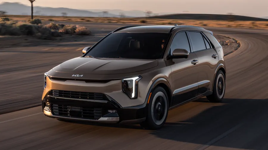 行驶中的起亚SUV
