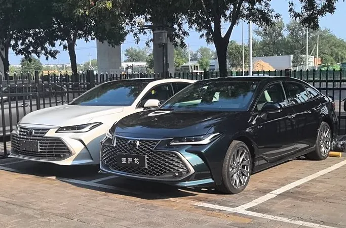 户外停放的两台丰田亚洲龙轿车