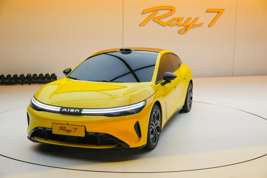 黄色埃安Ray7展车