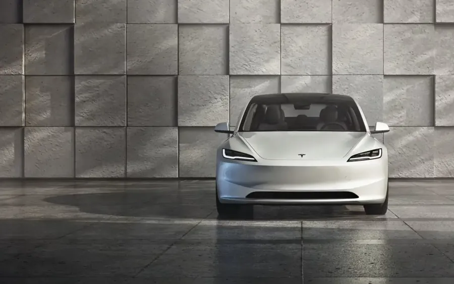 白色特斯拉Model 3正视图