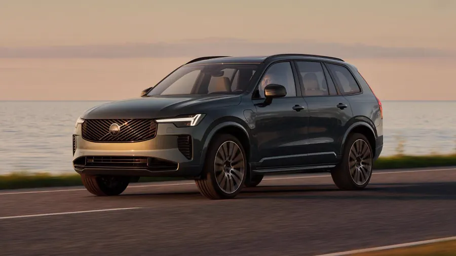 行驶中的沃尔沃XC90