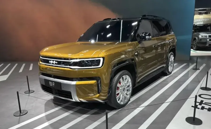 展台上的方程豹钛9汽车