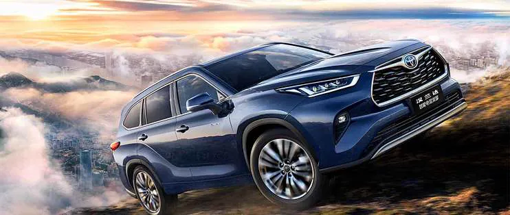 蓝色丰田汉兰达SUV