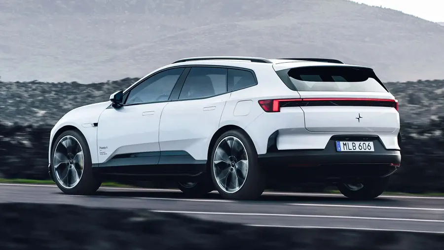 白色极星Polestar 4行驶中