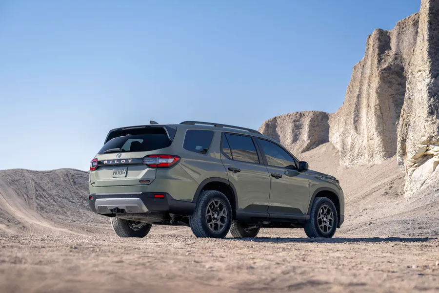 户外沙地的本田Pilot SUV
