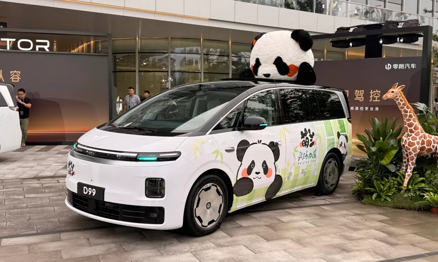 零跑旗舰MPV D99正式上市 双动力搭1000V高压平台