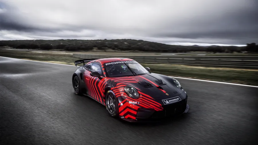作为保时捷GT赛事家族的全新成员，911 GT4 R的技术基底源自992.2代公路版911 GT3，核心架构复用经过多赛季实战验证的911 Cup赛车成熟技术。动力方面，新车搭载与911…