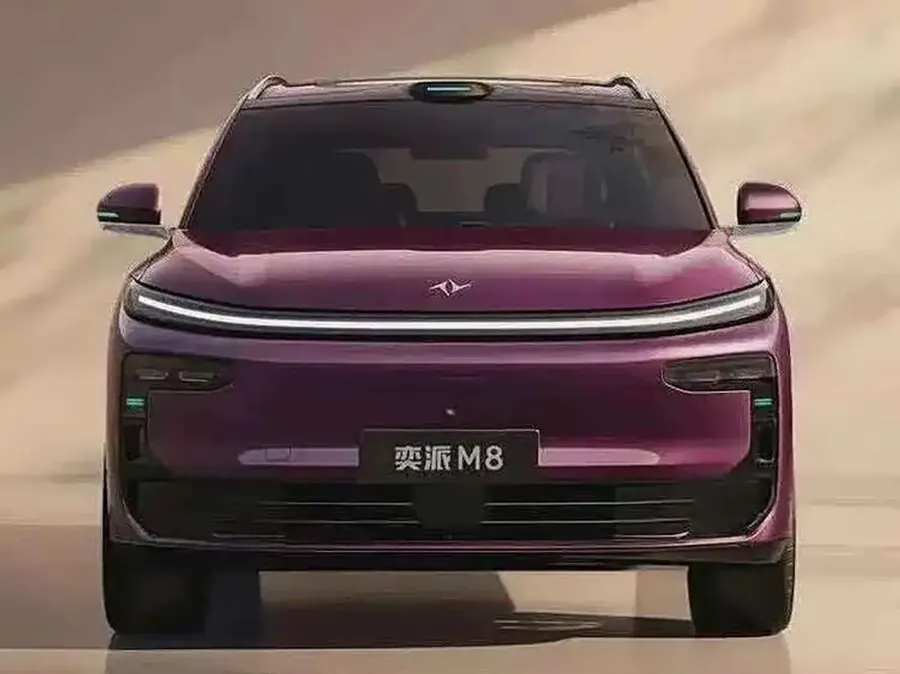 新车由东风奕派与华为乾崑联合打造，定位中大型六座SUV，提供纯电与增程两套动力方案。车身尺寸为5020/1975/1733mm，轴距3025mm，采用2+2+2六座布局，二排配备独立头等舱航空座椅，支…