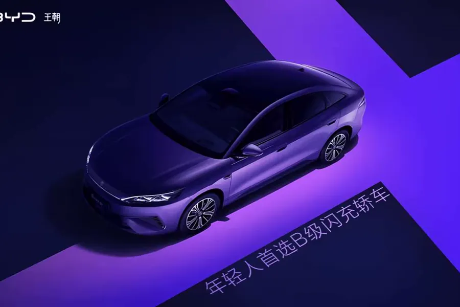 从预告图呈现的设计来看，秦MAX延续王朝家族式设计语言，前脸采用封闭式格栅搭配上扬式前大灯组，下部为三段式进气口造型；车身侧面配备半隐藏式门把手和密辐式轮圈；尾灯组内部采用丝带状发光纹理，整体风格兼顾…