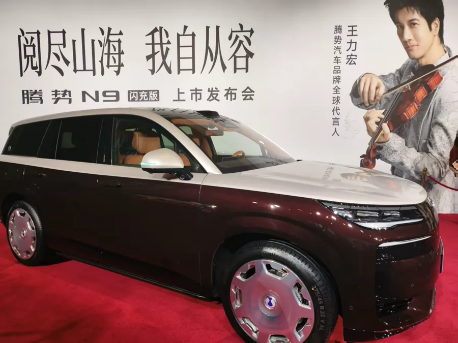 据腾势官方公开信息，此次升级款车型核心升级集中在三电、智驾与豪华配置领域：搭载比亚迪第二代刀片电池，CLTC纯电续航从普通版的202km提升至420km，综合续航突破1500km；配备兆瓦级闪充技术，…