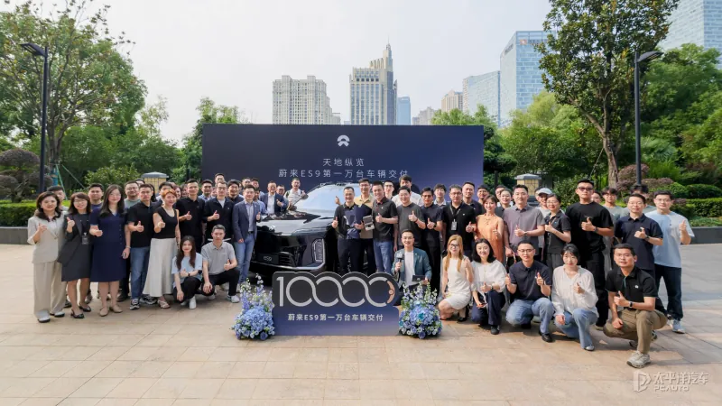 作为蔚来十一年技术积累的集大成之作，ES9定位于全尺寸纯电高端SUV，车身尺寸达5365×2029×1870mm，轴距3250mm，是目前中国体量最大的纯电SUV。新车提供行政豪华版、行政签名版、地平…